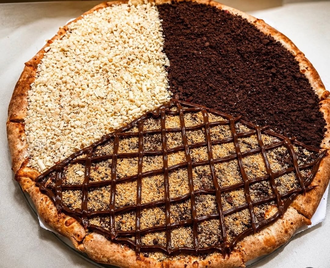 Pizza doce meio a meio com chocolate branco, chocolate ao leite e castanhas