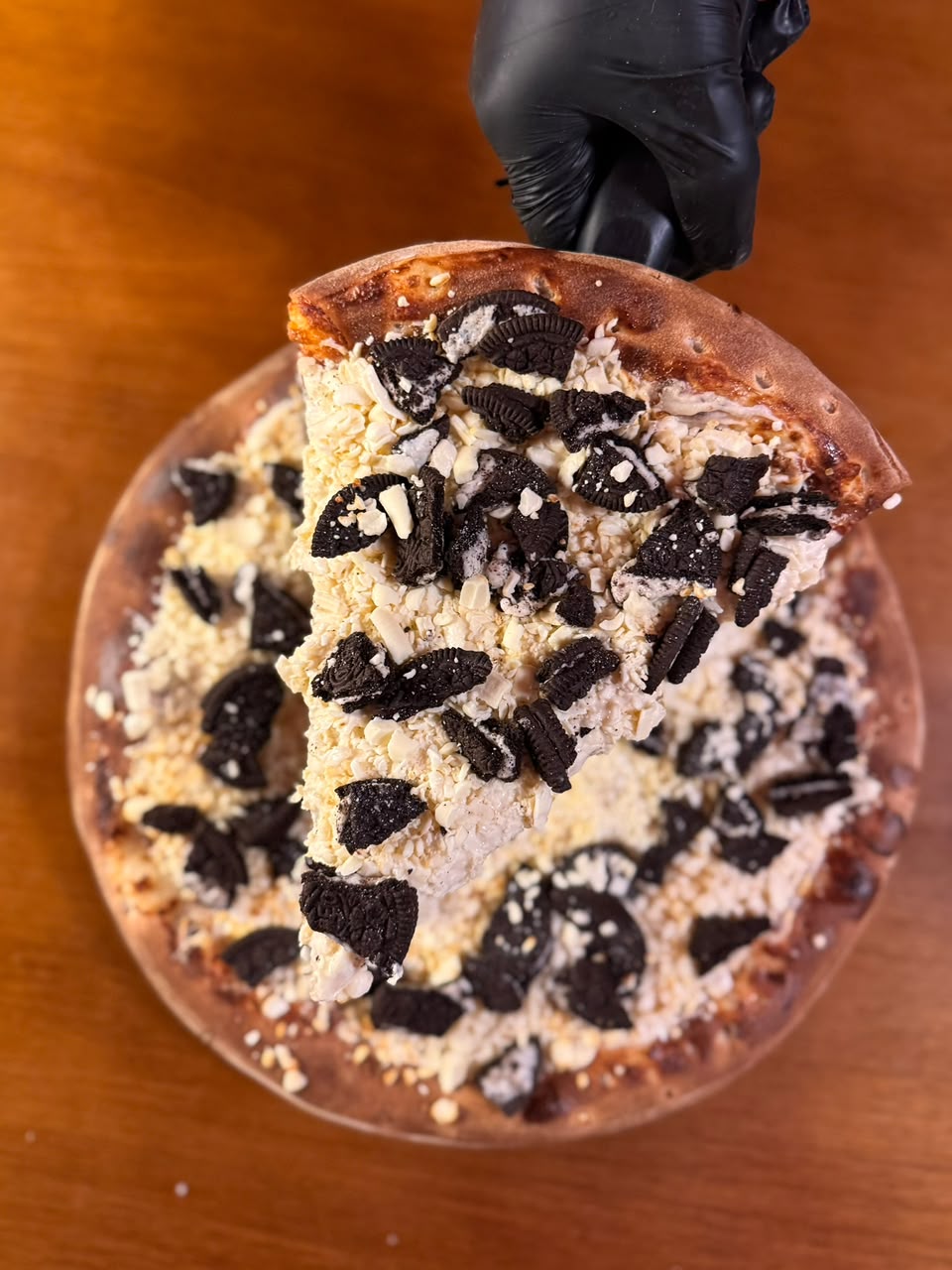 Pizza doce de chocolate branco ralado com biscoito recheado