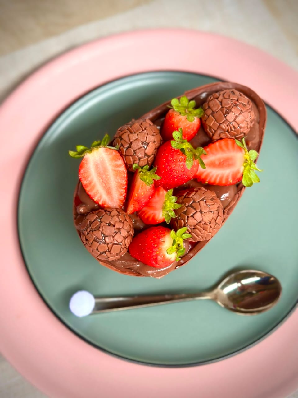 Ovo de colher com morangos e brigadeiros de chocolate