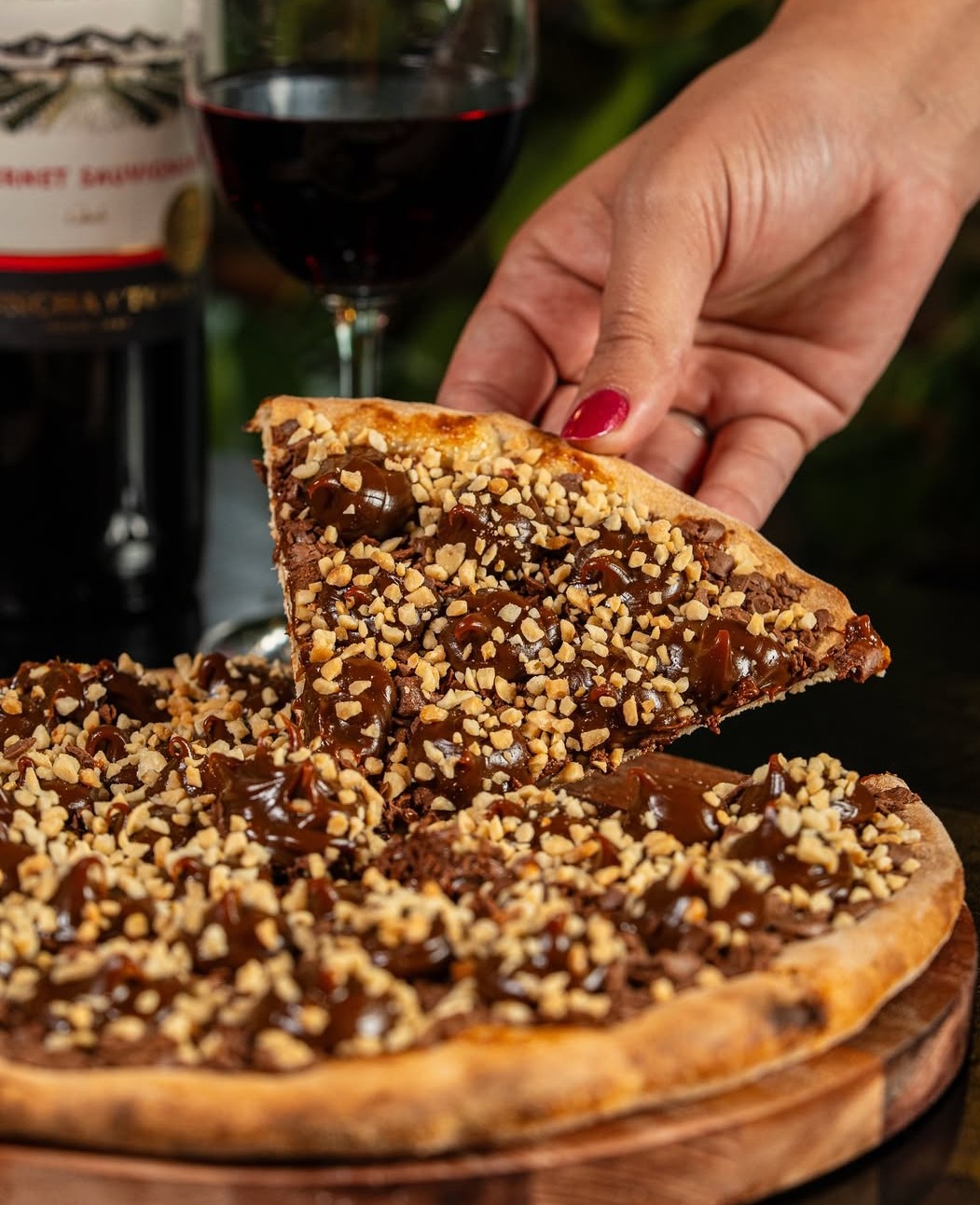 Pizza doce de chocolate ao leite com amendoim triturado