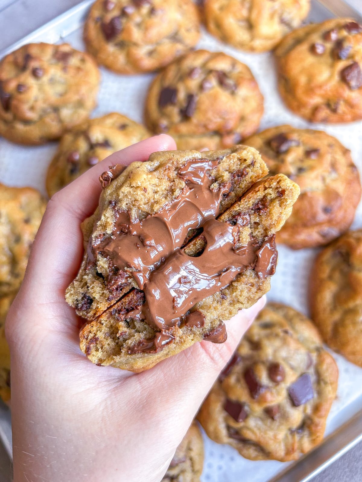 Cookies recheados com chocolate ao leite e branco
