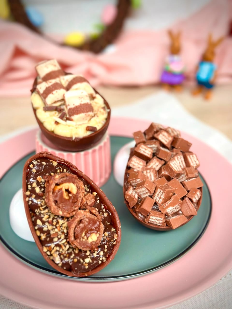 Ovos de Páscoa recheados com chocolates variados