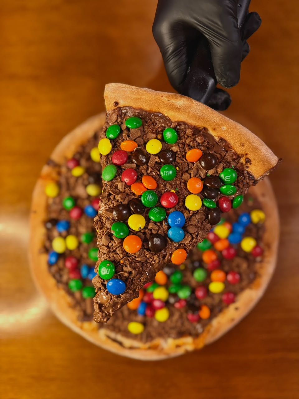 Pizza doce de chocolate ao leite com confeitos coloridos
