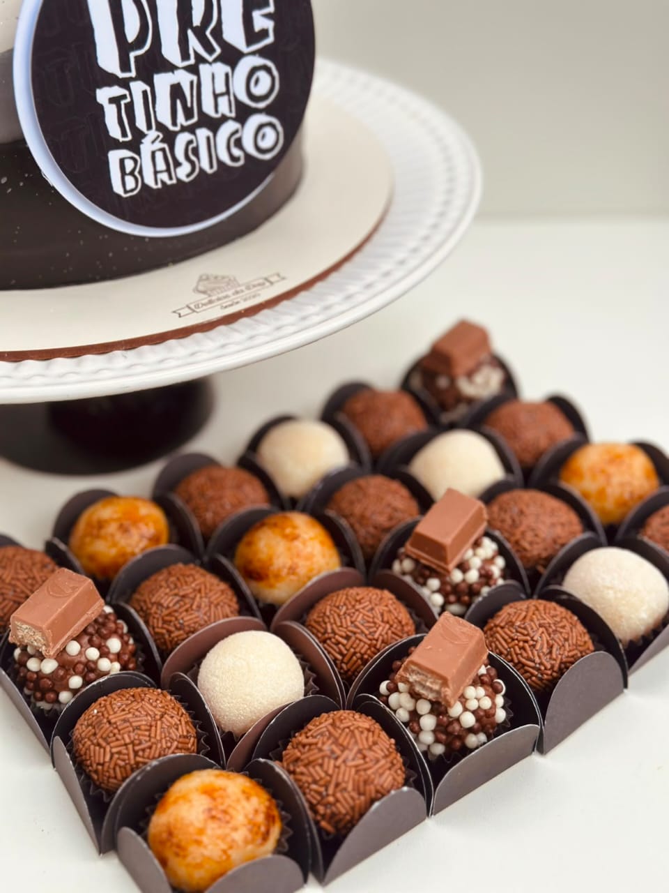 Brigadeiros gourmet e bolo decorado