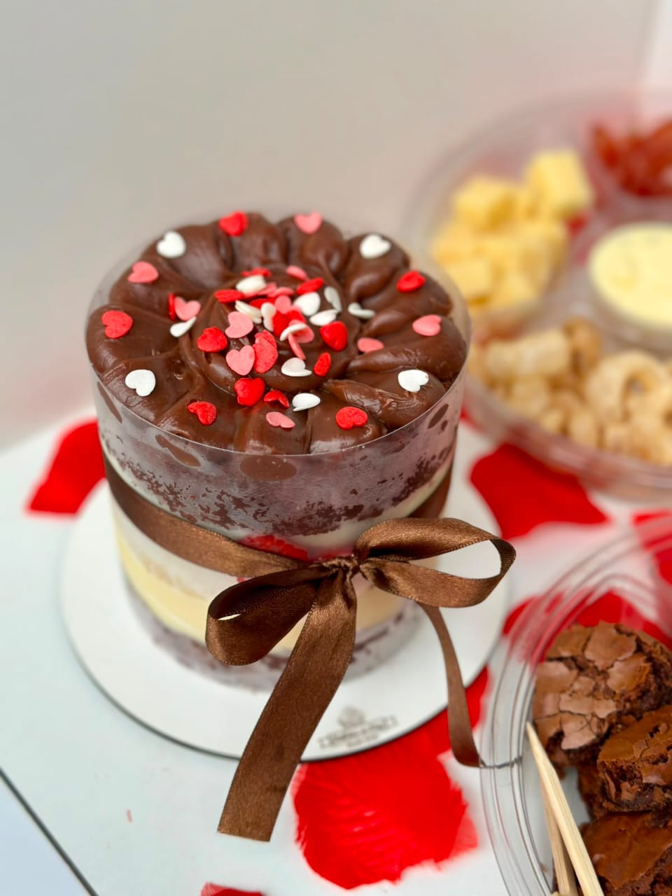 Bolo no pote decorado com brigadeiro e confeitos