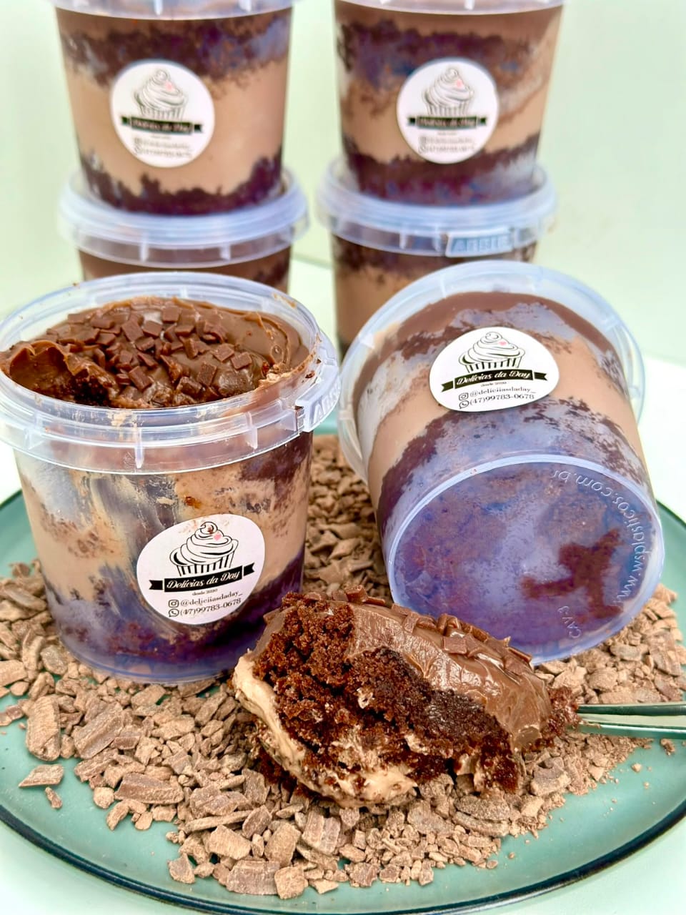 Copos da felicidade com camadas de chocolate