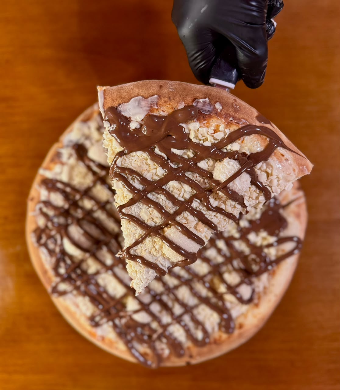 Pizza doce de chocolate branco picado com fio de chocolate ao leite