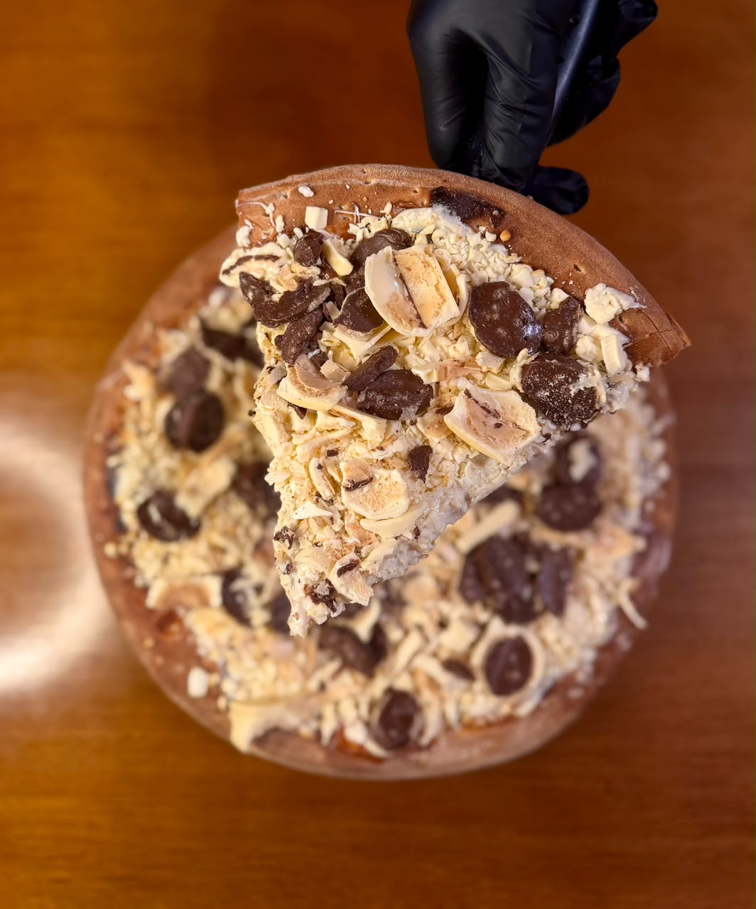 Pizza doce com moedas de chocolate ao leite e chocolate branco picado